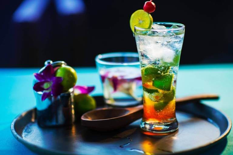 Coktail mit Zutaten auf Tablet